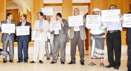 أثناء تنفيذ الوقفة التضامنية أمس